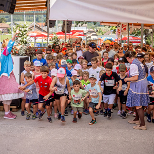 Viele Kinder starten beim ROTE NASEN LAUF